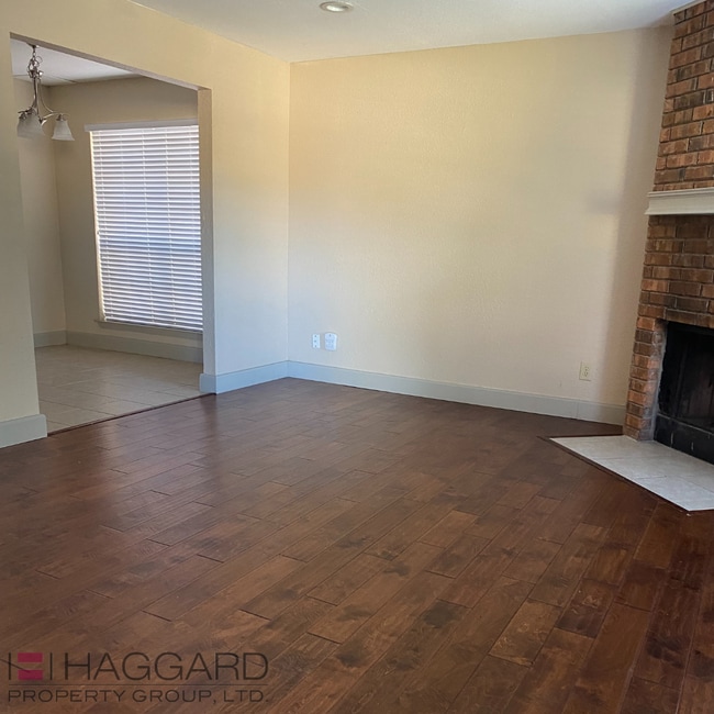 Building Photo - 3 bedroom 2.5 bathroom Duplex