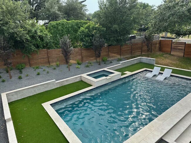 Foto del edificio - 2109 Barton Hills Dr