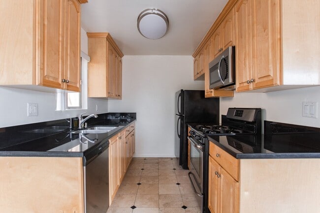 Building Photo - 725 Hayworth Apartments