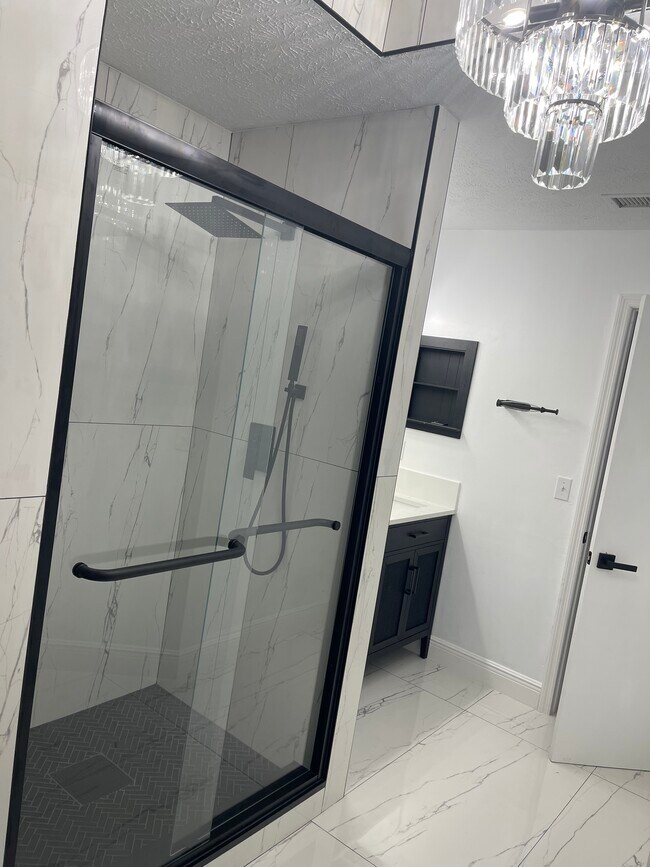 Building Photo - 843 SW Thrift Ave