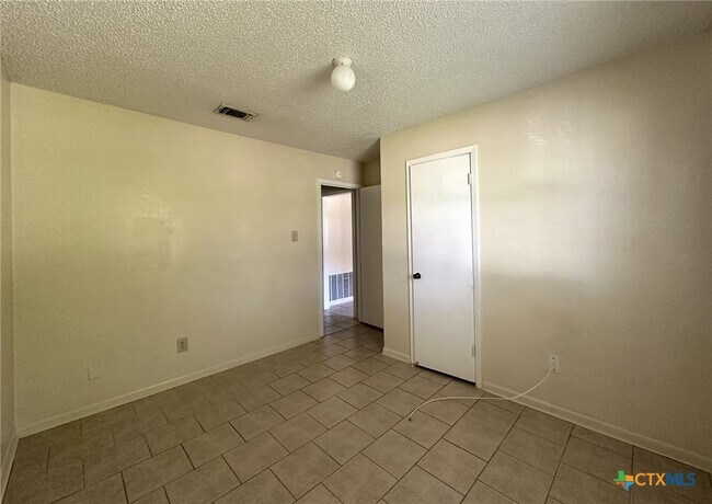 Building Photo - 918 Dryden Ave