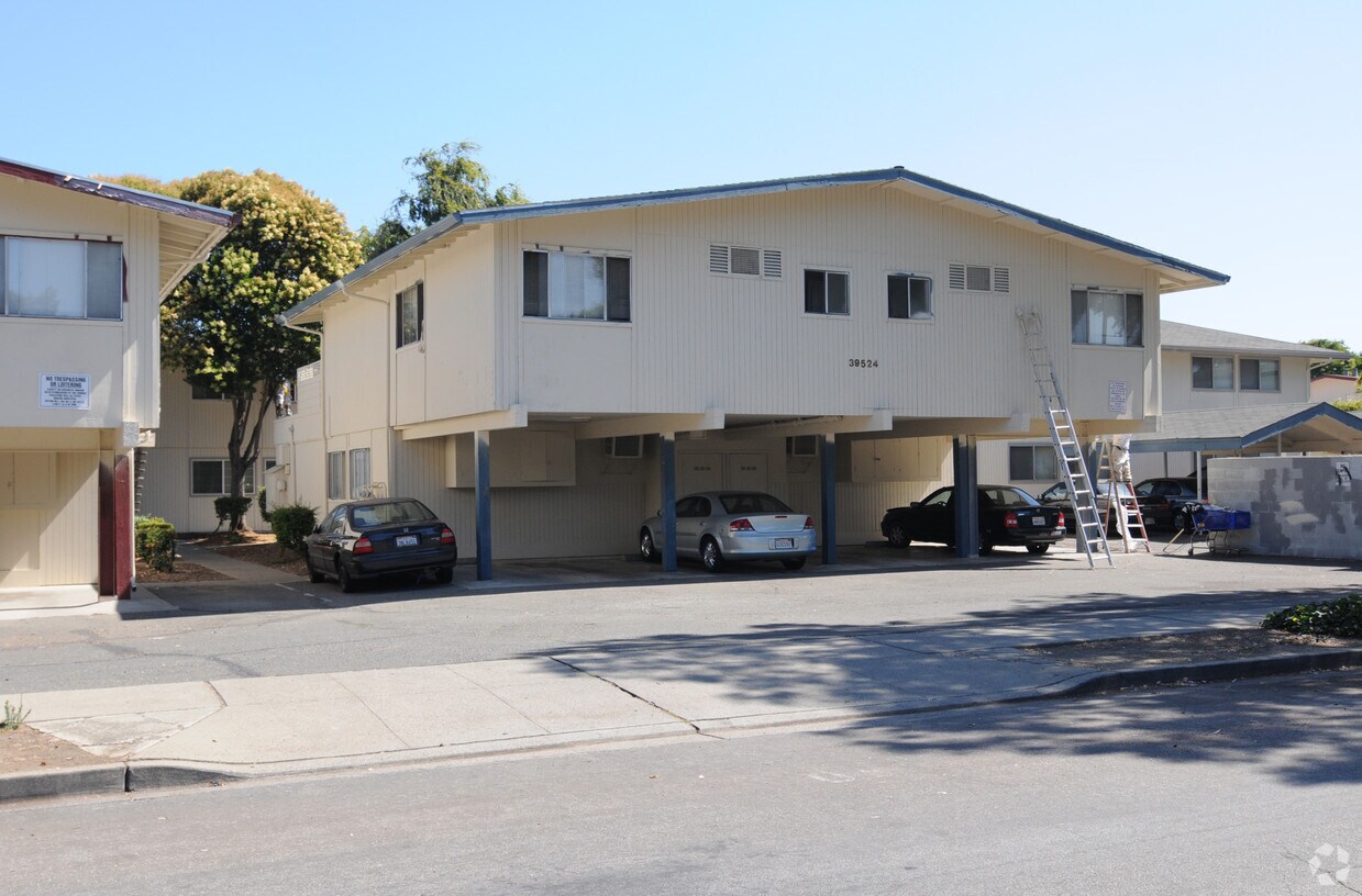 Primary Photo - 39524 Trinity Way