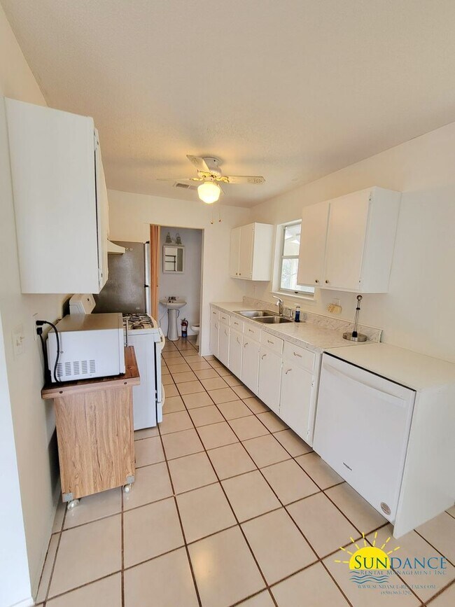 Building Photo - Three bedroom in the heart of Destin!