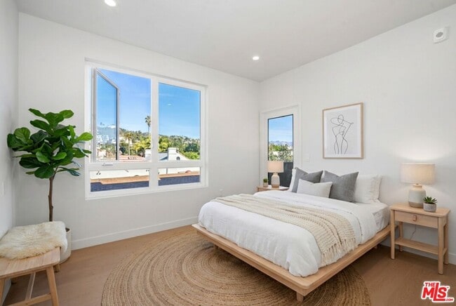 Foto del edificio - 1717 Winona Blvd