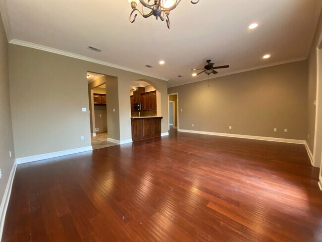 Foto del edificio - 3 BEDROOM HOUSE  off Jefferson near Highland