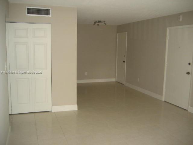 Building Photo - 10740 N Kendall Dr