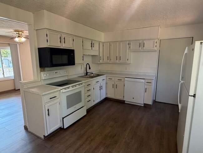 Building Photo - 203 Greenfield Dr