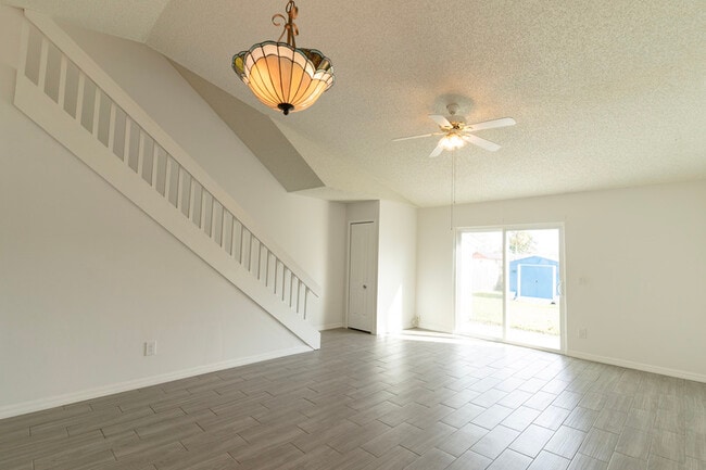 Foto del edificio - 756 Aquatic Dr