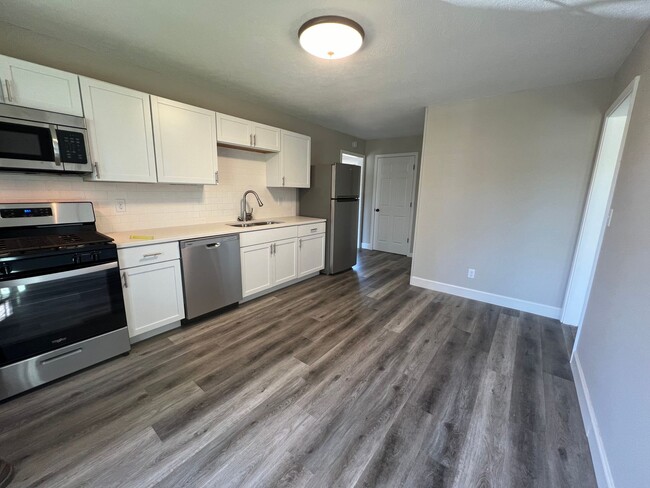 Building Photo - Newly Remodeled 3 bed ranch in Normal!