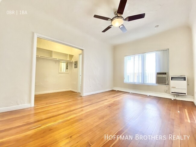 Foto del edificio - 4852 Rosewood Ave