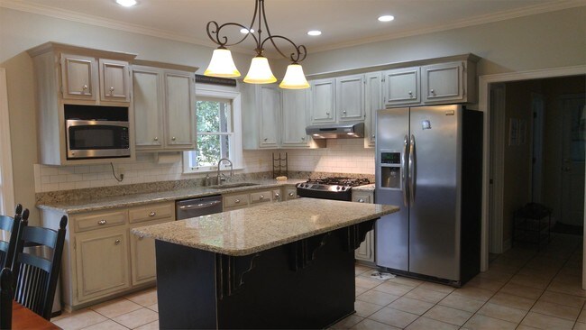 Foto del edificio - 106 Hidden Lakes Dr