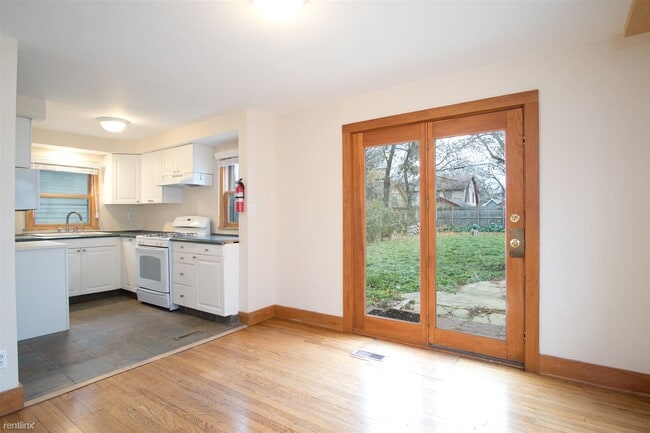 Building Photo - 4 br, 1 bath Duplex - 137 Division Street