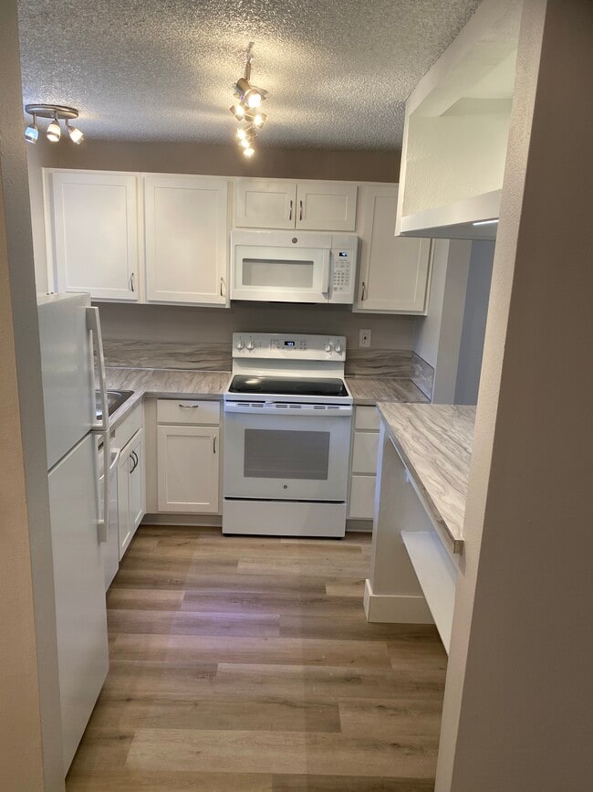 Building Photo - Fully renovated 2 bedroom, 1.5 bath apartment available with Separate Garage! Fully remodeled Kit...