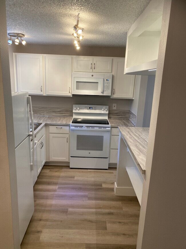 Foto del edificio - Fully renovated 2 bedroom, 1.5 bath apartment available with Separate Garage! Fully remodeled Kit...