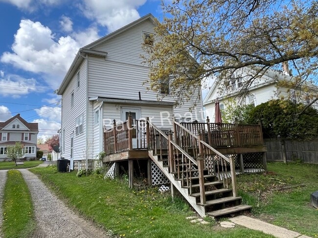 Building Photo - Three Bedroom Near Brookside Park