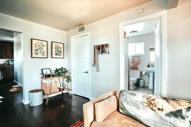 Foto del edificio - 11136 Redfern Ave