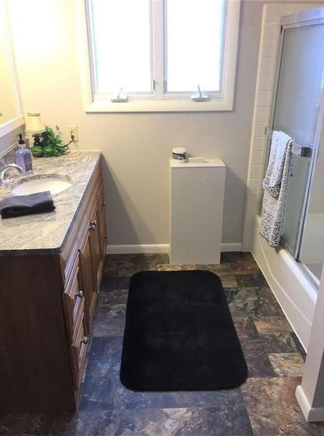 Foto del edificio - NE Side 2 Story, Huge Bedrooms, 2 bath, un...