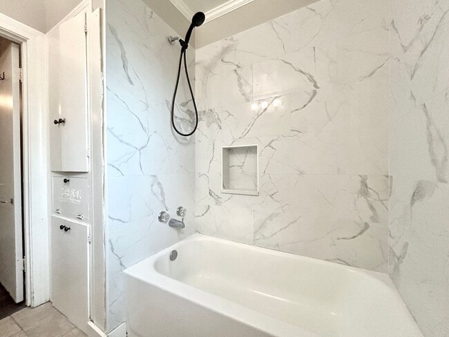 Building Photo - Charming Three Bedroom Home in a Highly De...