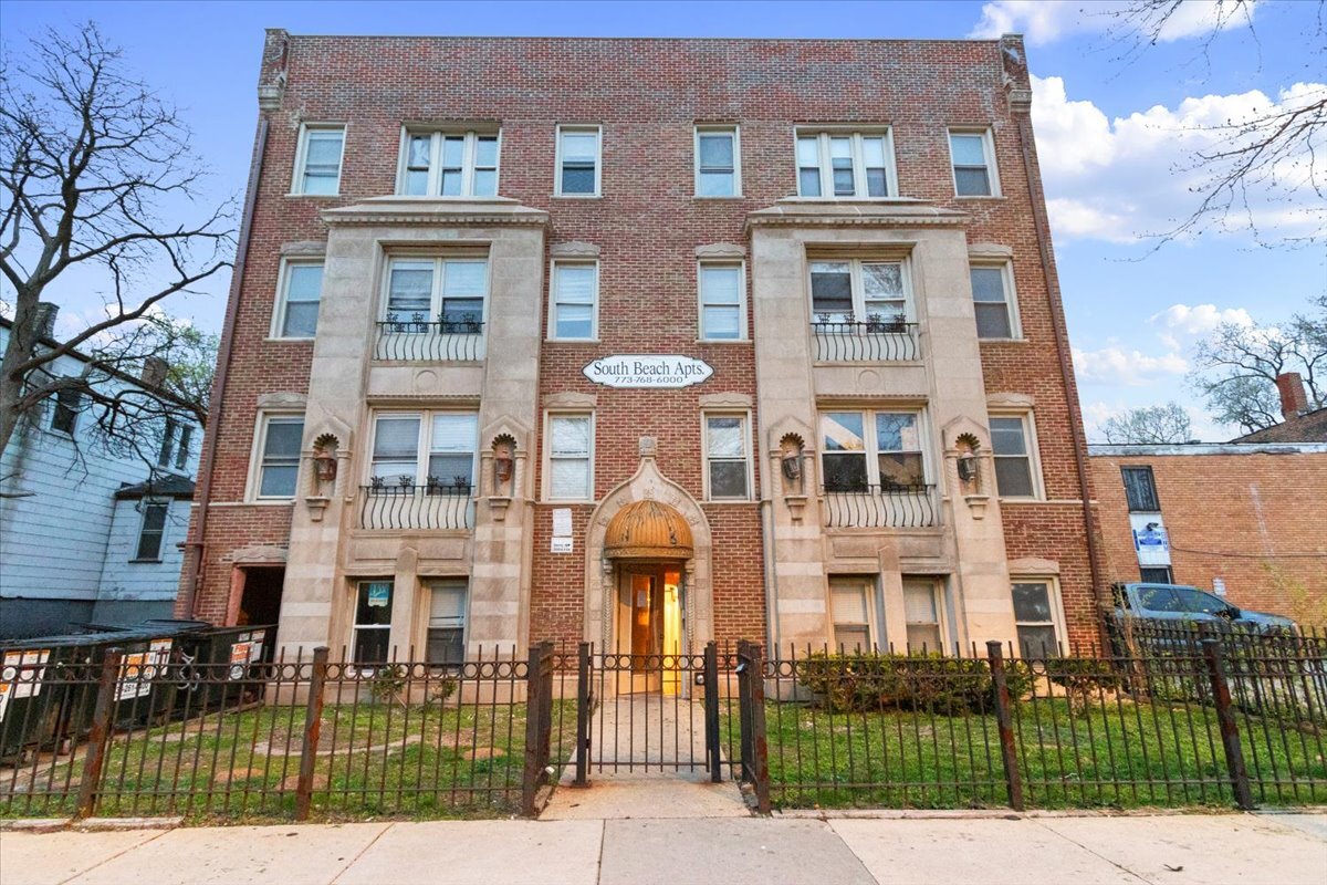 Foto principal - 7827 S South Shore Dr