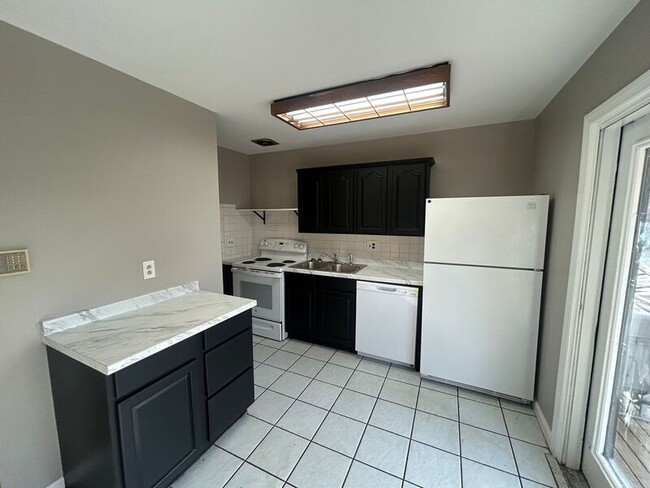 Building Photo - 2801 Royal Glen Dr