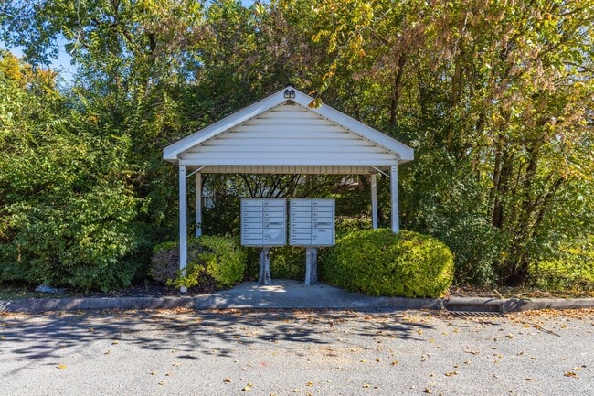 Foto del edificio - Knoxville 37912 - 2 bedroom, 1.5 bath Cond...