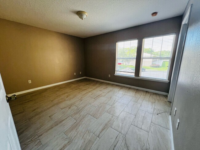 Foto del edificio - 5908 Brice Ct