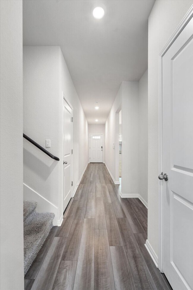 Foto del edificio - Huge 5-Bedroom Home for Lease in South Austin