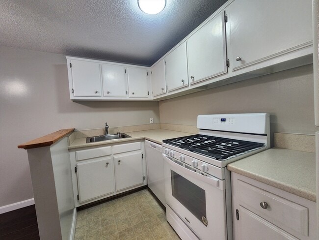 Foto del edificio - 134 Tyngsboro Rd