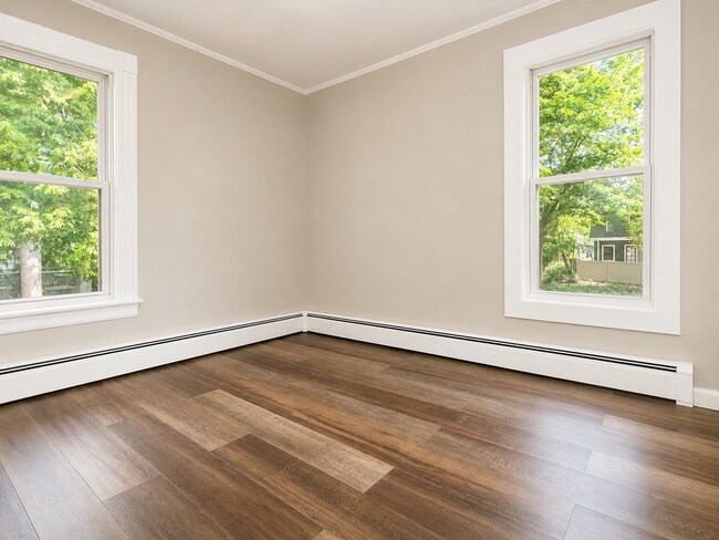 Cómodo segundo dormitorio con suelo nuevo. - 78 Orchard St