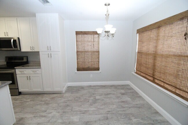 Building Photo - Pet-Friendly Remodeled 3 bedroom 2 bathroo...