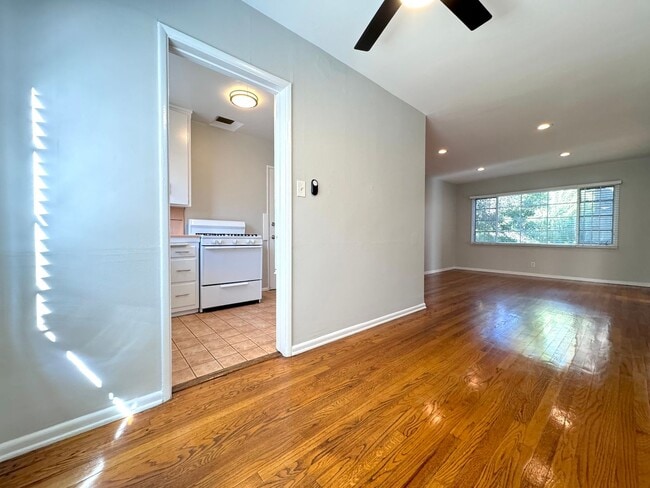 Building Photo - Classic Hollywood 1-Bedroom near Hollywood...
