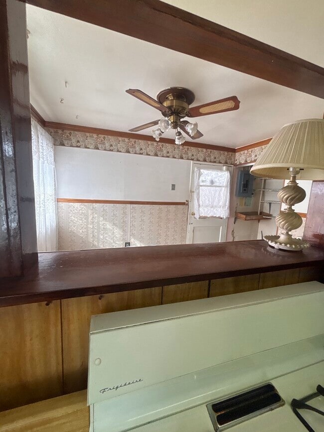 Foto del edificio - 4 bed 1 bath