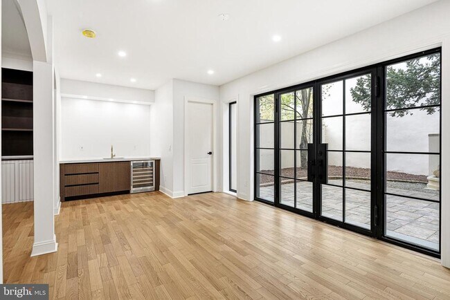 Building Photo - 321 S 3rd St