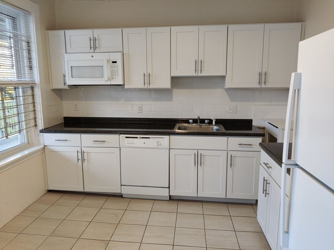 No Brokers fee, Large Renovated Unit in Allston. 4 bed. 2 Full Bathrooms. Central Heat, Laundry, ... - No Brokers fee, Large Renovated Unit in Allston. 4 bed. 2 Full Bathrooms. Central Heat, Laundry, ...