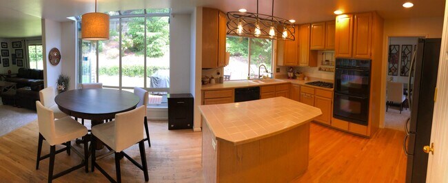 Building Photo - Ridgetop Beauty with Mountain Views