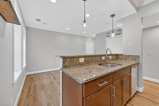 Foto del edificio - Available Now! Six Minute Walk to Metro, Gorgeous Community!