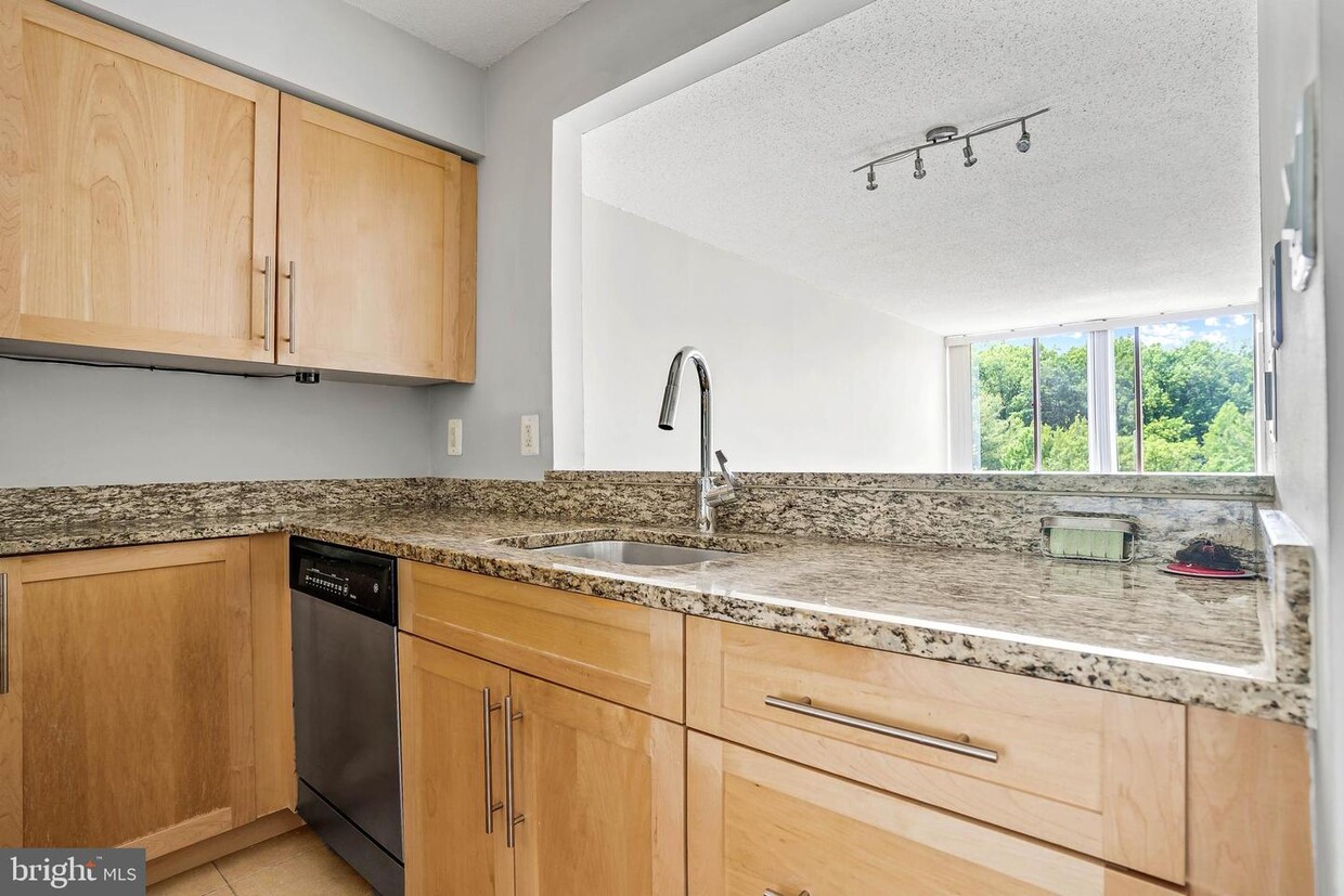 Primary Photo - 10101 Grosvenor Pl