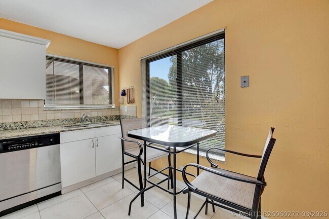 Foto del edificio - 5715 Fairway Park Dr