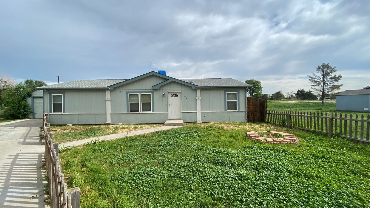 Foto principal - 4 Bed 2 Bath and Garage in Commerce City