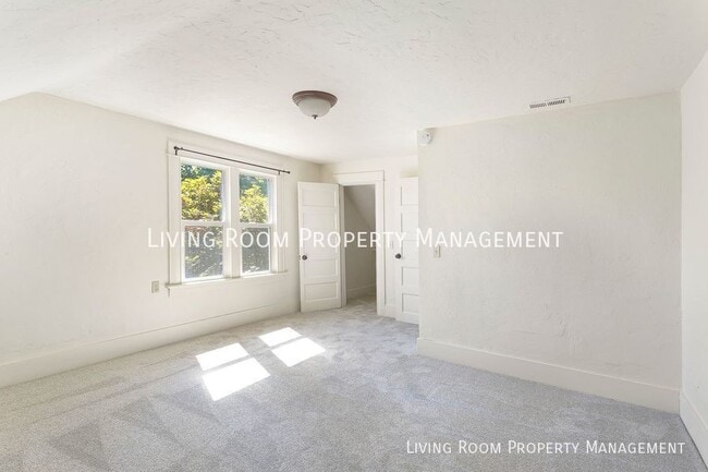 Foto del edificio - 6429 N Delaware Ave