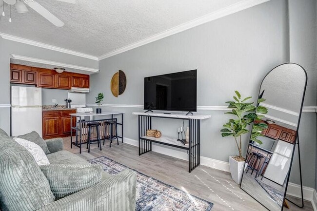 Photo - 311 W Ashley St Apartment