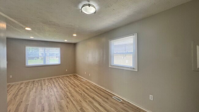 Building Photo - 1126 E Farwell St