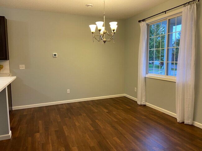 Foto del edificio - 202 River Woods Dr