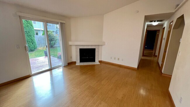 Foto del edificio - Lovely Rambler Home, Available NOW