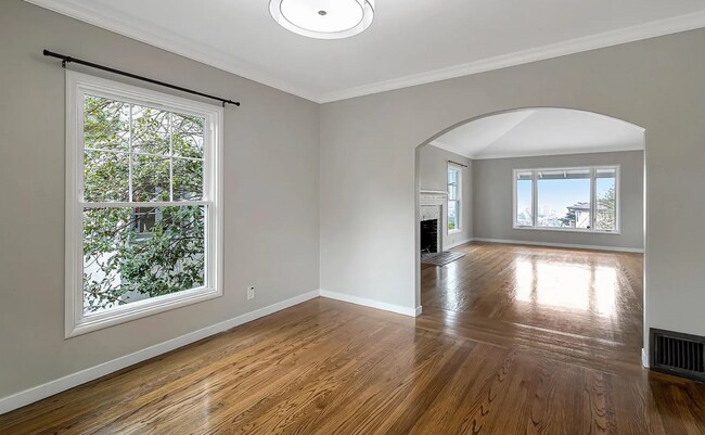 Building Photo - Beautiful Home in Upper Oakmore!