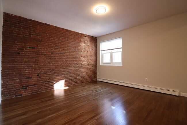 Building Photo - 15 Stearns Rd
