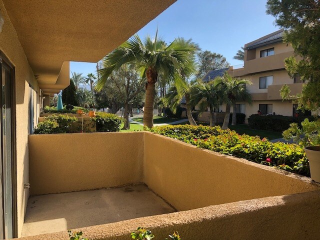 vista frontal/balcón - 32200 Cathedral Canyon Dr