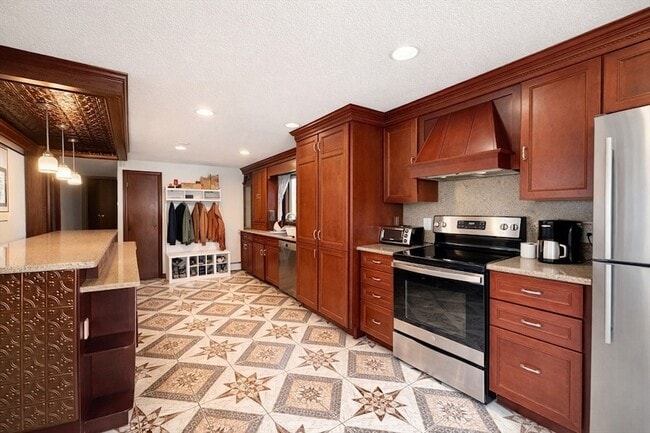 Photo - 183 Forest St House