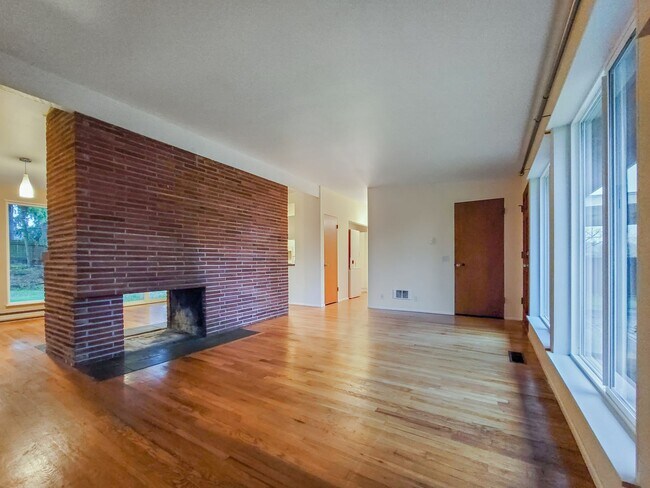 Building Photo - Cozy rambler with large outdoor space!!!