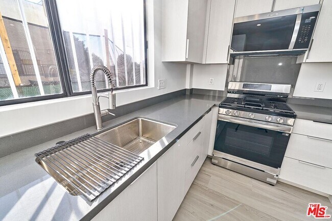 Foto del edificio - 536 N Oxford Ave